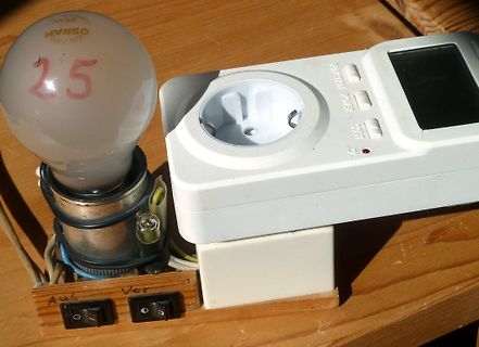 Aufbau mit Glühbirne und digitalem Strommessgerät