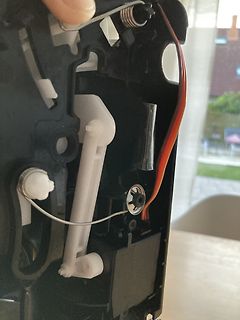 Innenansicht eines Kunststoffgehäuses mit Mechanik und Kabeln