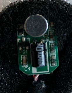 Kleine Leiterplatte mit Knopfzelle und Elektrolytkondensator