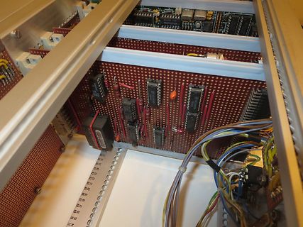 Innenansicht einer Elektronikplatine in einem Gehäuse