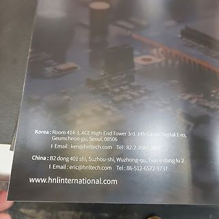 Kontaktinformationen einer Firma auf einem Produktfoto