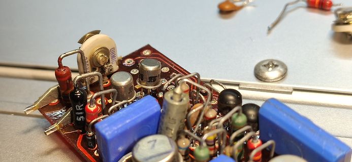 Nahaufnahme einer bestückten Leiterplatte mit elektronischen Bauteilen