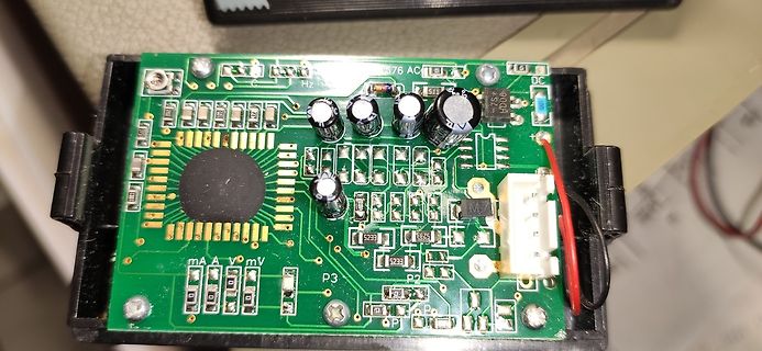 Grüne Leiterplatte mit elektronischen Bauteilen