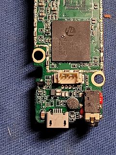 Elektronische Leiterplatte mit integriertem Chip und Anschlüssen