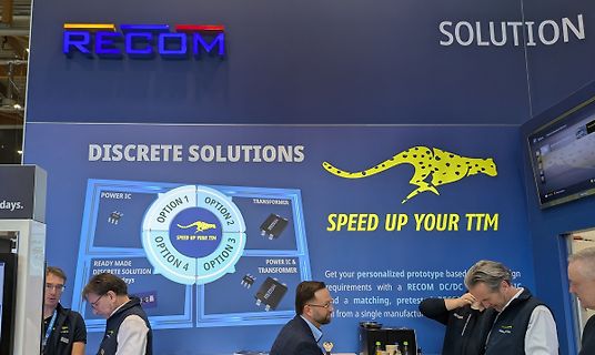 Messestand der Firma RECOM mit Werbebanner