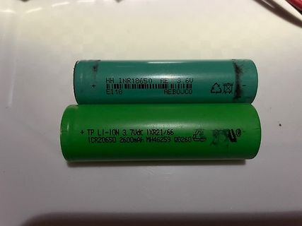 Zwei Lithium-Ionen-Akkus