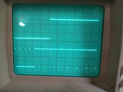 Abfotografierter Oszilloskop-Bildschirm mit Signalen