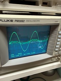 Abfotografiertes Fluke PM3082 Oszilloskop mit Sinuswelle