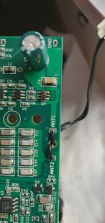 Nahaufnahme einer grünen Leiterplatte mit elektronischen Bauteilen