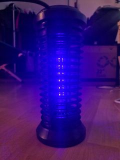 Lichtfalle mit blauer LED-Beleuchtung