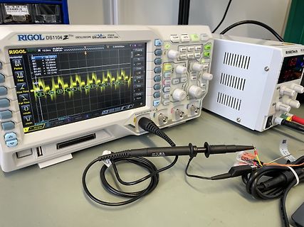 Oszilloskop und Netzteil auf Werkstatt-Tisch