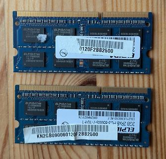 Zwei DDR2 RAM Module auf Holzuntergrund