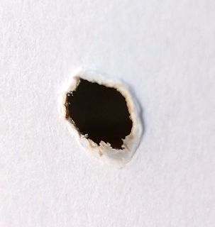 Loch in weißem Papier
