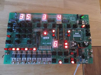 Leiterplatte mit 7-Segment-Anzeige und LEDs