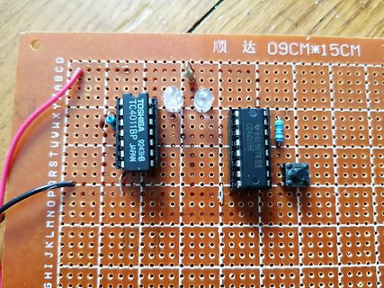 Lochrasterplatine mit ICs und LEDs