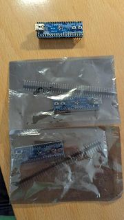 Arduino-Boards und Stiftleisten in Plastikbeuteln