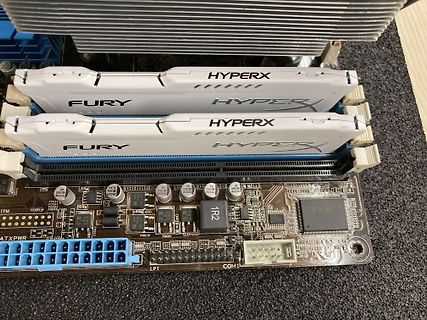 Nahaufnahme eines Mainboards mit RAM-Modulen