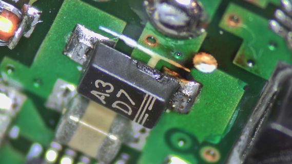 Makroaufnahme eines SMD-Bauteils auf einer Leiterplatte