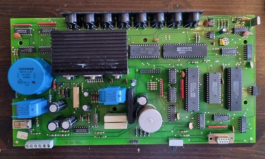 Bestückte grüne Leiterplatte mit elektronischen Bauteilen