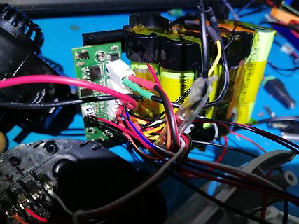 Elektronikaufbau mit Akkus und Leiterplatte