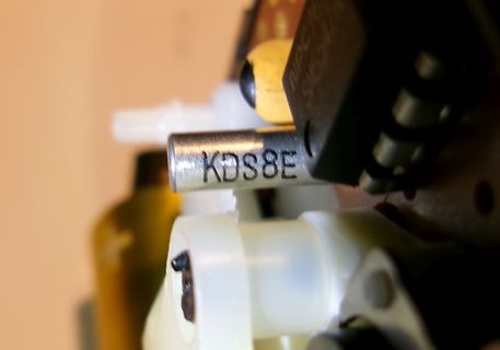 Nahaufnahme eines elektronischen Bauteils KDS8E