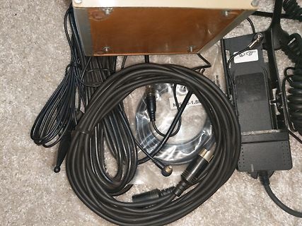 Kabel und Anschlussbox auf Teppich