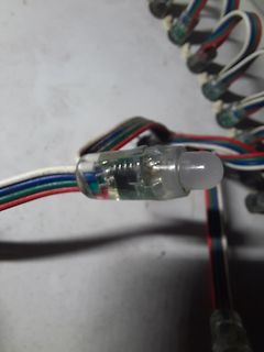 LED-Lichterkette mit bunten Kabeln