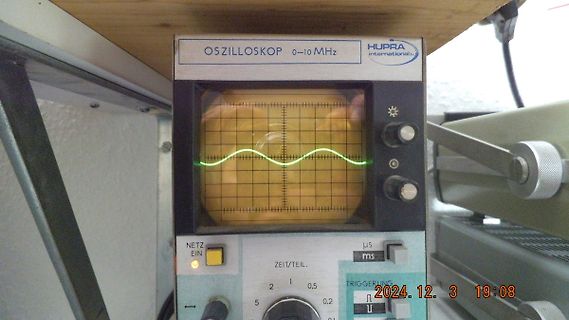 Oszilloskop mit Sinuswelle auf dem Bildschirm