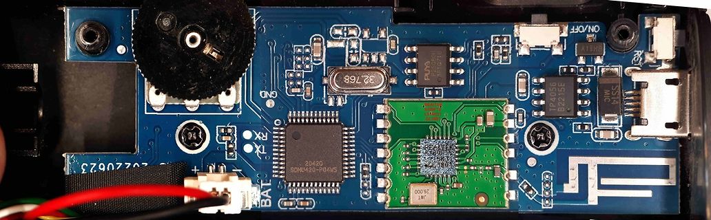 Nahaufnahme einer blauen Leiterplatte mit Mikrocontroller