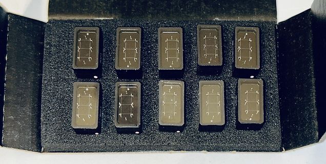 Zehn kleine elektronische Bauteile in einer Box