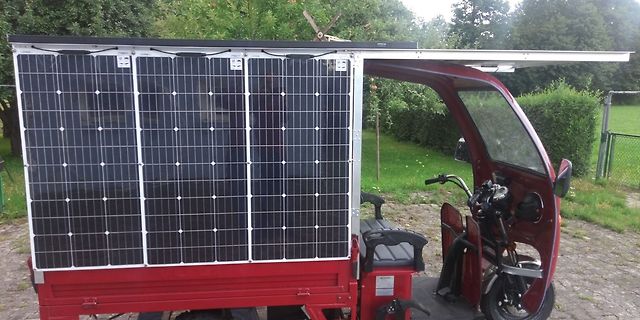 Solarbetriebenes Elektro-Dreirad mit Photovoltaik-Modulen