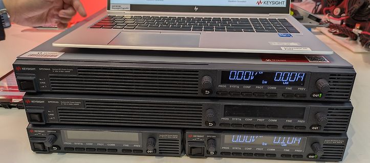 Keysight Labornetzgeräte und Laptop