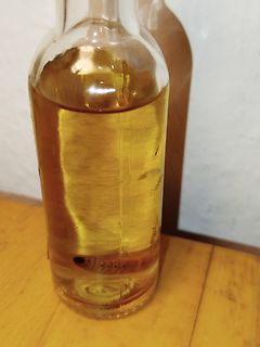 Glasflasche mit gelblicher Flüssigkeit