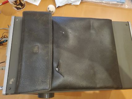 Abgenutzte schwarze Tasche auf einem Gerät
