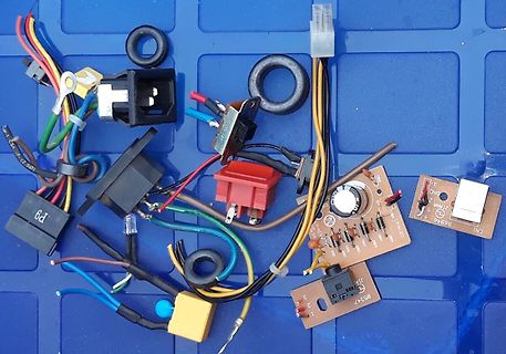 Diverse Elektronikbauteile und Kabel auf blauem Untergrund