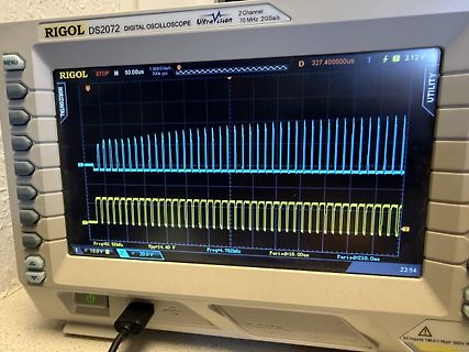 Abfotografiertes Rigol DS2072 Digital Oszilloskop mit Wellenformen