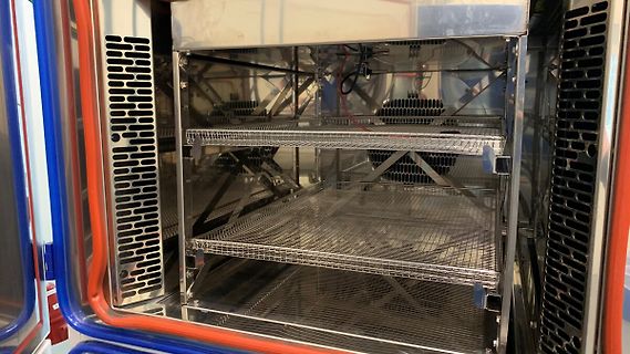 Innenansicht eines Metallschranks mit Gitterböden