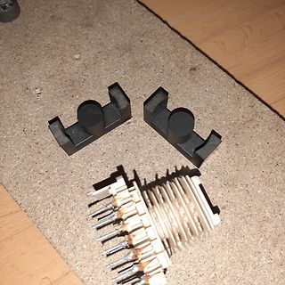 Elektronische Bauteile auf Holzuntergrund