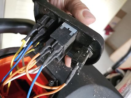 Elektrische Steckverbindungen und Kabel in einem Gehäuse