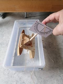 Holzkonstruktion mit Gradmesser in Kunststoffbox