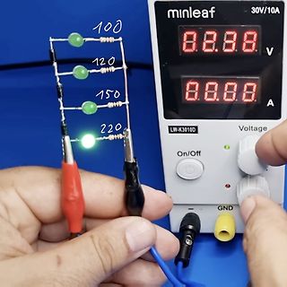 Versuchsaufbau mit LEDs, Widerständen und Labornetzteil