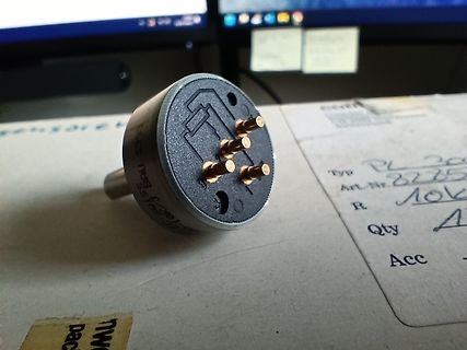 Elektronisches Bauteil mit Pins auf einem Etikett
