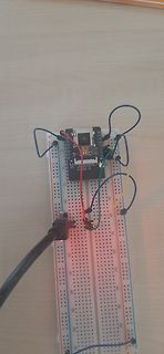 Mikrocontroller auf Breadboard mit Verkabelung