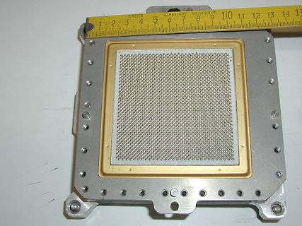 Metallgehäuse mit Gitterstruktur und Maßband