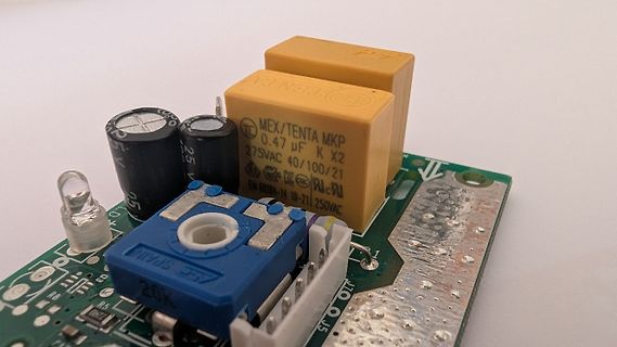 Nahaufnahme einer Leiterplatte mit Kondensatoren und Potentiometer