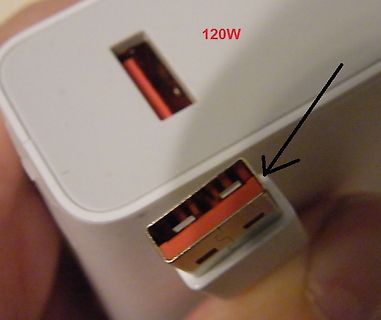 USB-Anschlüsse an einem weißen Gehäuse