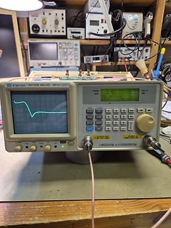 Spektrumanalysator GW Instek QSP-810 mit Messkurve