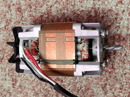 Elektromotor mit freigelegtem Rotor und Wicklungen
