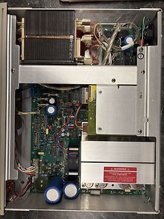 Innenansicht eines Netzteils mit Transformator und Leiterplatten