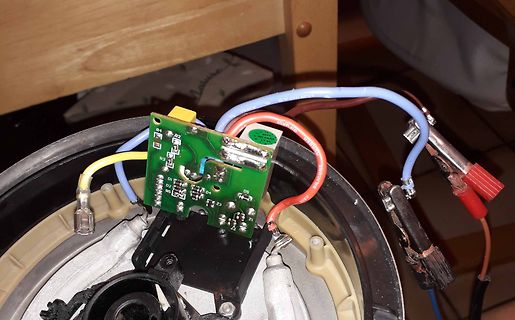 Geöffnete Elektronik mit Leiterplatte und Kabeln